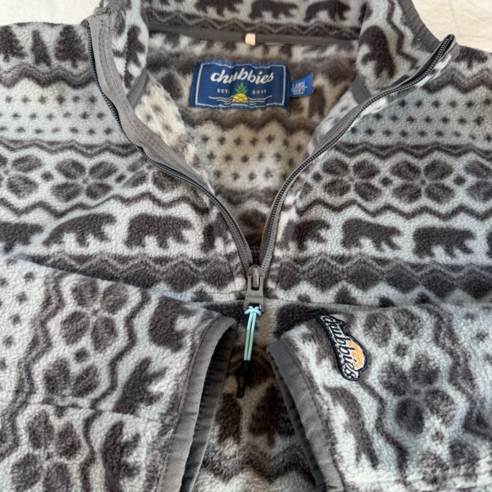 Chubbies The Bear Hug Geometric Fleece Large Quarter Zip Logo Gray